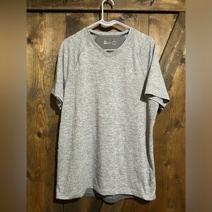 Men’s Under Armour Threadborne Vneck Tshirt, size L, smoke free home
